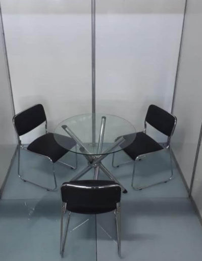 Conjunto de Mesa com tampo de vidro e Cadeiras